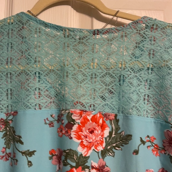 Women’s Green and Coral flowery blouse - Picture 5 of 6